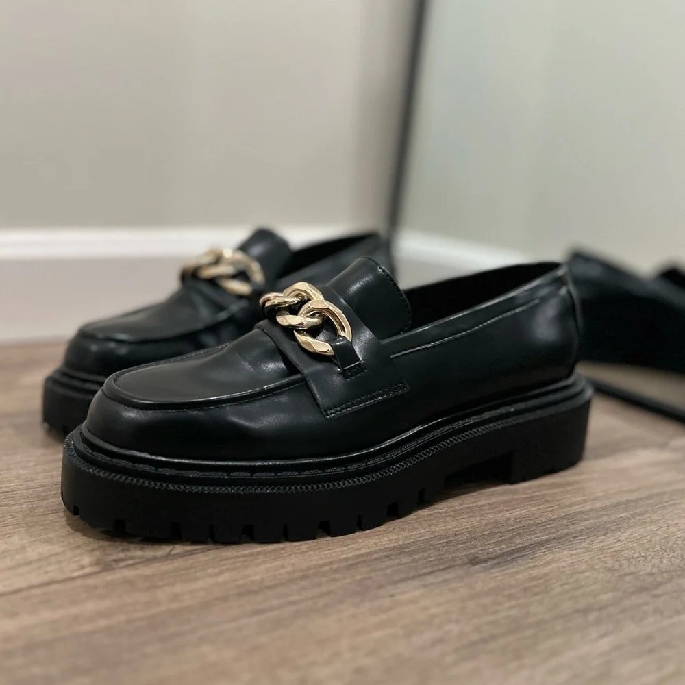 Elegant Black Chunky Loafers with Gold Chain - Picture 4 of 5